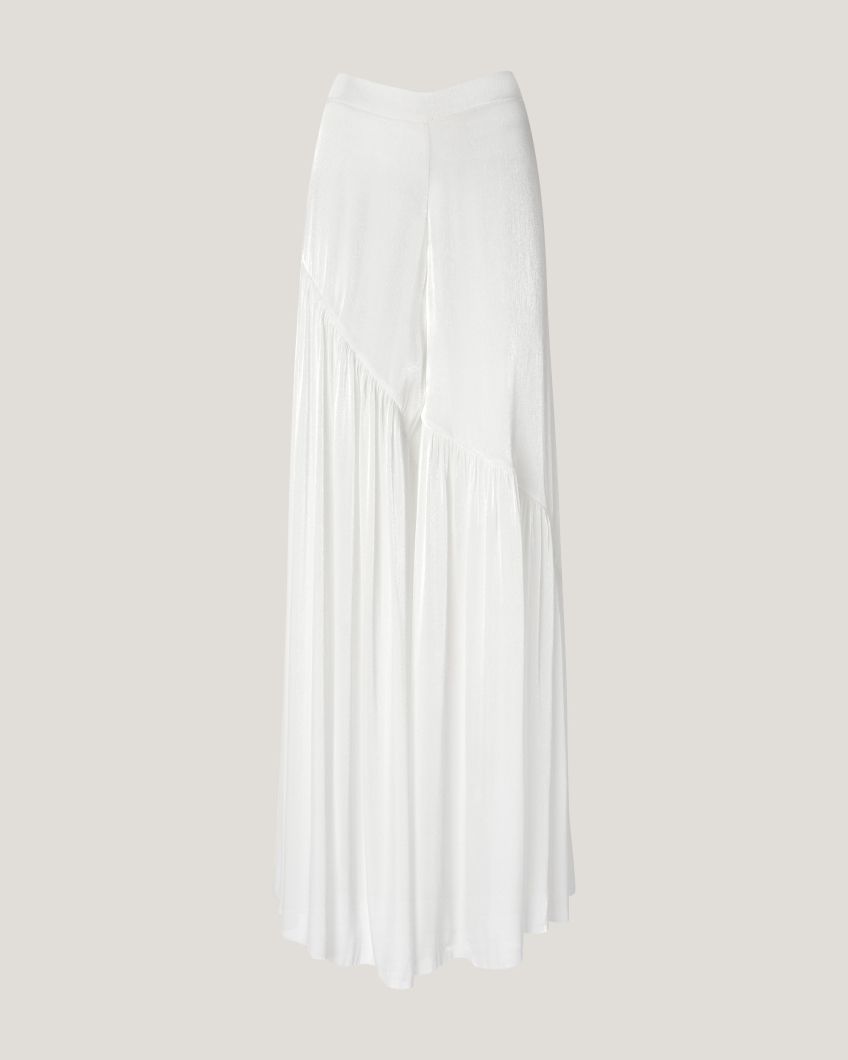 Loose-fitting pants with an asymmetrical design