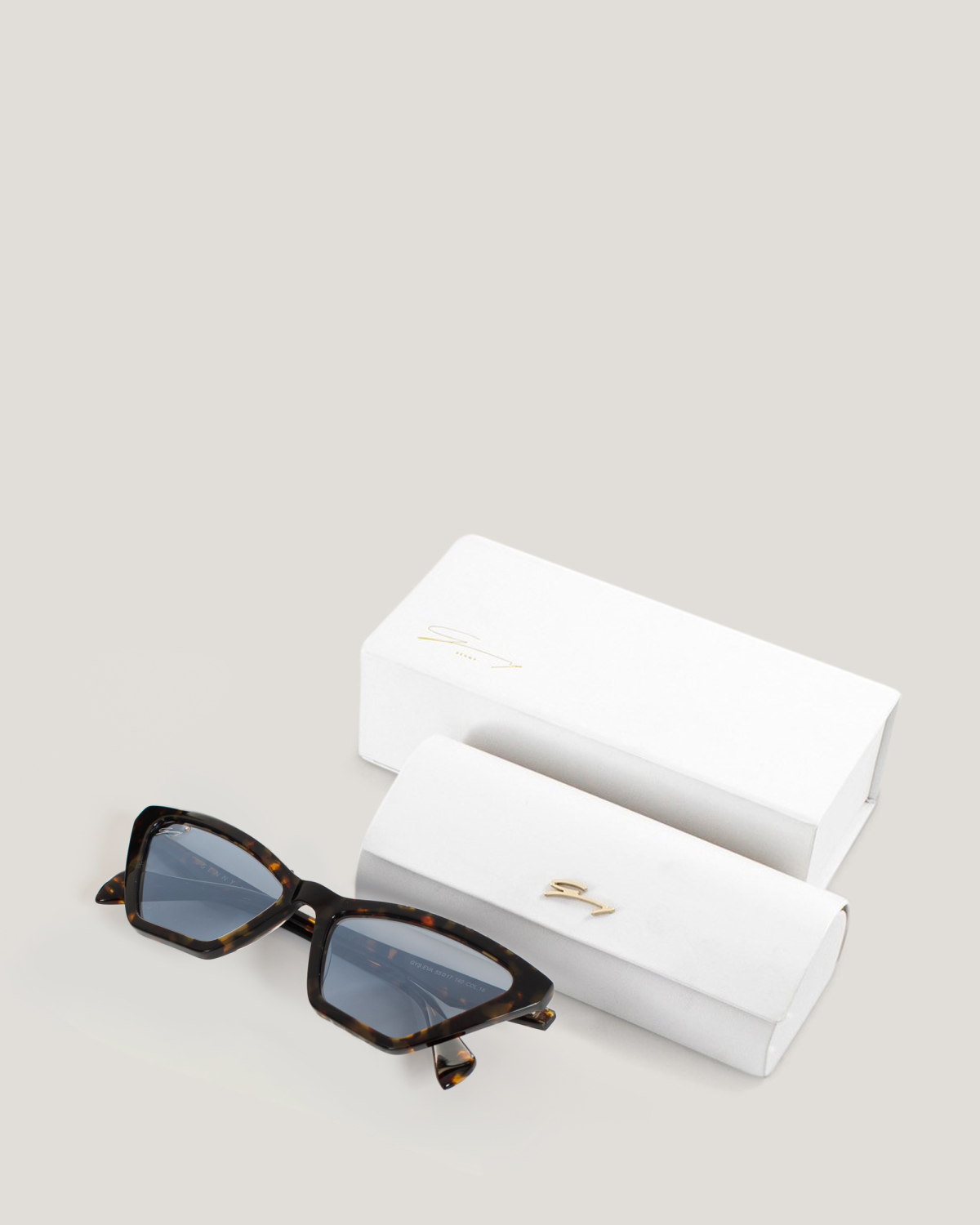 Cat-eye rhinestone sunglasses | Sunglasses, Ricercabili | Genny