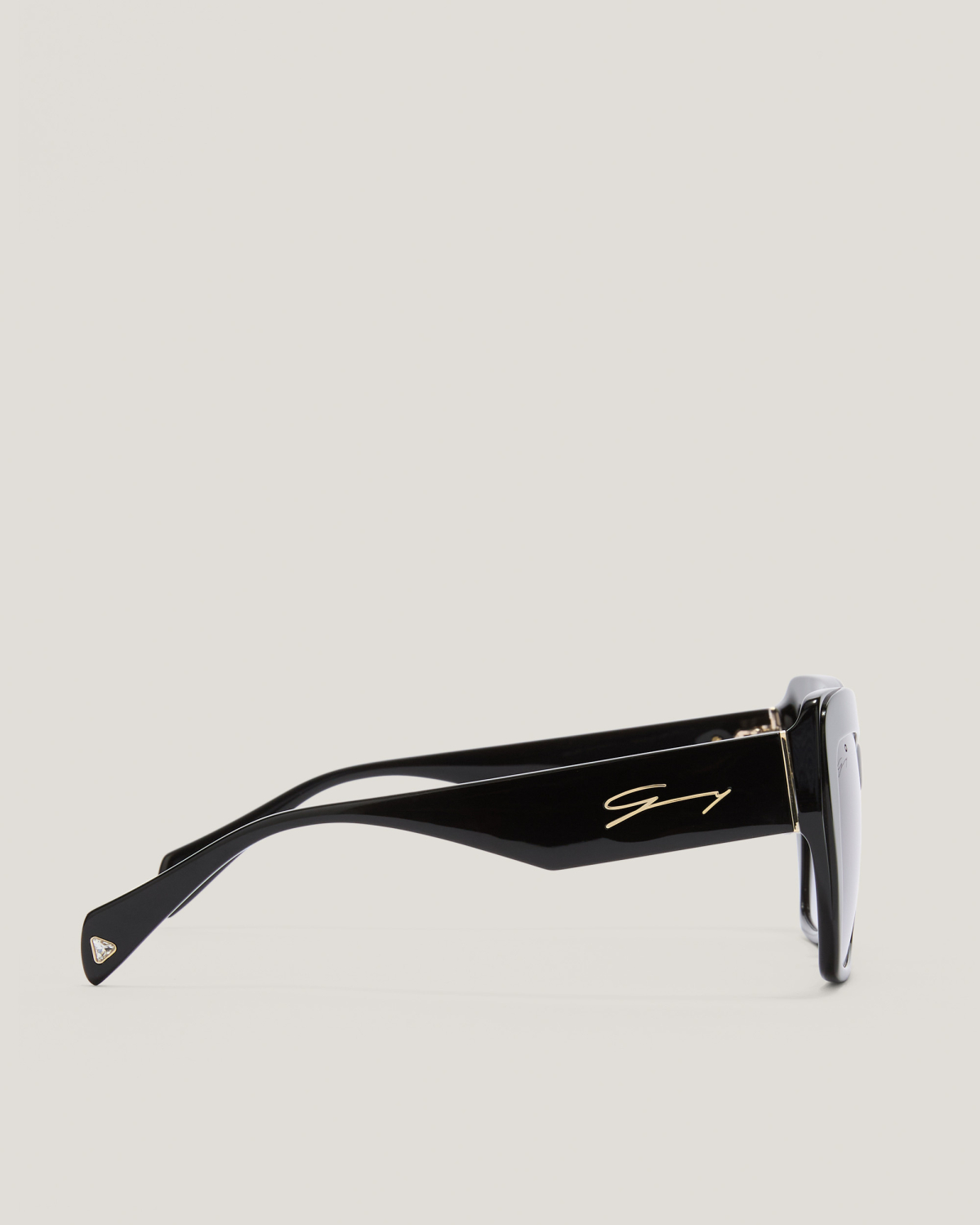 Black sunglasses | Sunglasses, Ricercabili, Fall Winter 2025 | Genny