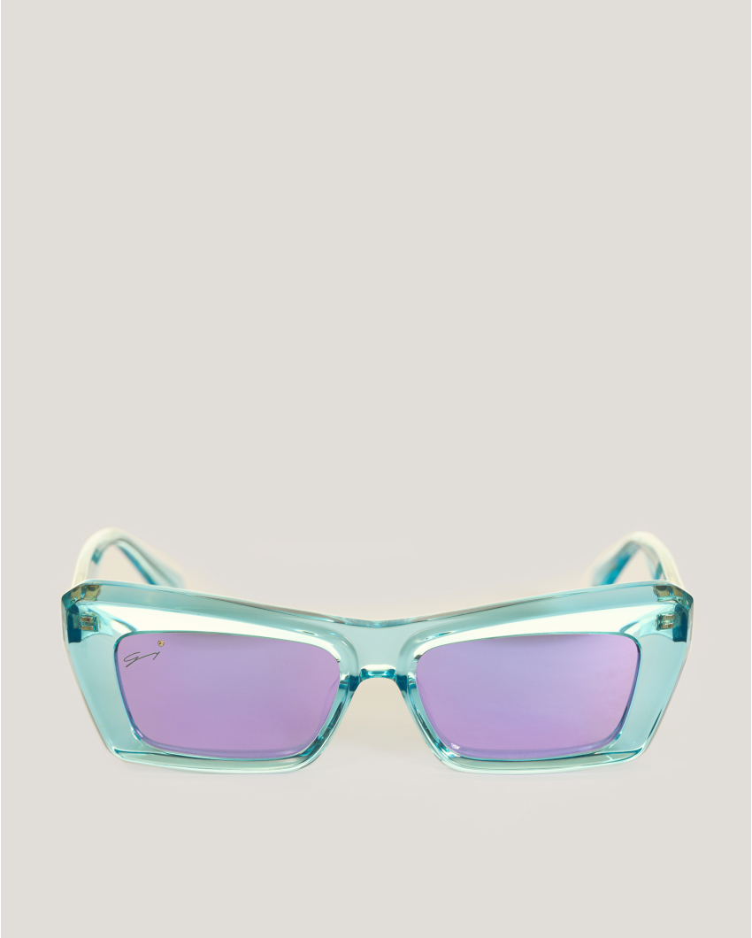Sunglasses with contrasting lenses