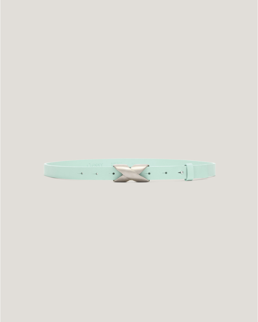 Belt with wave-shaped buckle