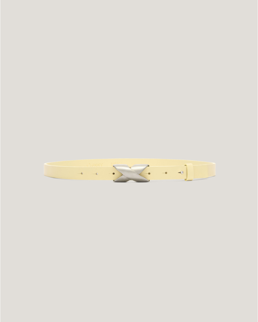 Belt with wave-shaped buckle