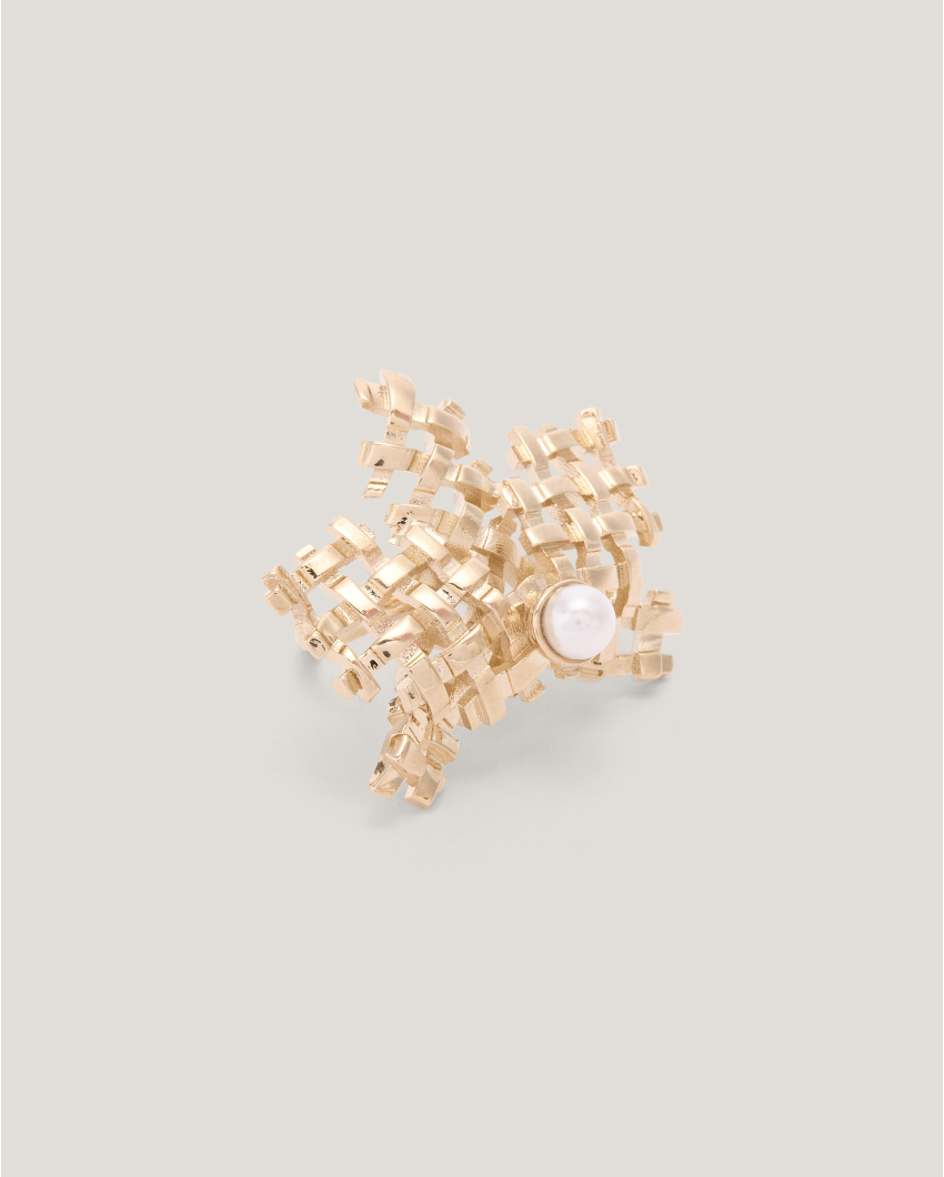 Genny ring with pearl and woven design